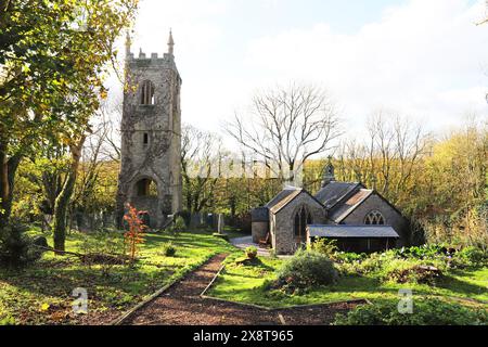 Die Ruinen der Old Kea Church, von der heute nur noch der Turm steht, mit der neuen Kapelle aus dem 19. Jahrhundert Stockfoto