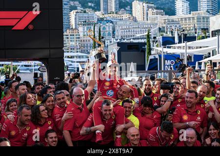 Monaco, Monaco. Mai 2024. Das HP F1-Team von Scuderia Ferrari feiert mit dem Team den Sieg beim Formel-1-Grand-Prix von Monaco. Quelle: SOPA Images Limited/Alamy Live News Stockfoto