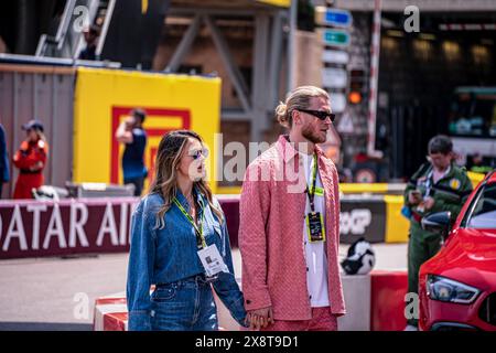 Monaco, Monaco. Mai 2024. Die italienische Fernsehmoderatorin Diletta Leotta und sein Freund, der berühmte Torhüter Loris Karius, werden vor dem Rennen des Formel-1-Grand-Prix von Monaco in der Boxengasse gesehen. Quelle: SOPA Images Limited/Alamy Live News Stockfoto