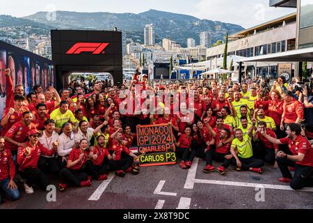 Monaco, Monaco. Mai 2024. Das HP F1-Team von Scuderia Ferrari feiert mit dem Team den Sieg beim Formel-1-Grand-Prix von Monaco. Quelle: SOPA Images Limited/Alamy Live News Stockfoto