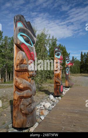 Canada, Yukon, Teslin, Teslin Tlingit Heritage Center, Totem Poles, Wolfsbild (Vordergrund) Stockfoto