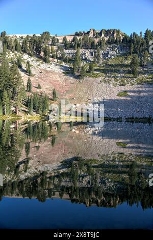 USA, Kalifornien, Lassen Volcanic National Park, Emerald Lake Stockfoto