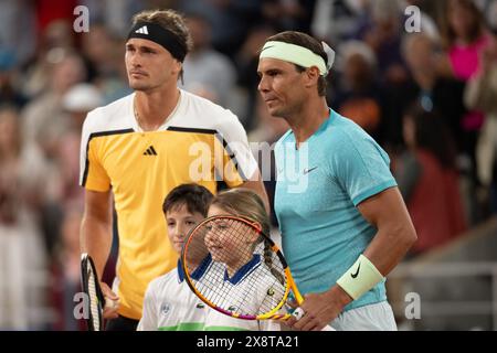 Paris, Frankreich. Mai 2024. Rafael Nadal (1. R) aus Spanien und Alexander Zverev (1. L) aus Deutschland posieren vor dem Spiel der 1. Runde der Männer beim Tennis-Turnier der French Open in Roland Garros, Paris, Frankreich, 27. Mai 2024. Quelle: Meng Dingbo/Xinhua/Alamy Live News Stockfoto