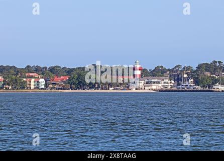 Harbour Town und sein Leuchtturm auf Hilton Head Island in Beaufort County, South Carolina, vom Wasser des Calibogue Sound aus gesehen Stockfoto