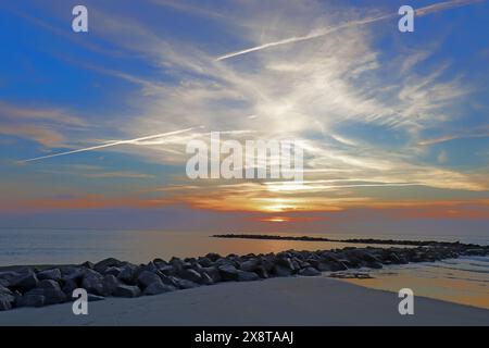 Sonnenaufgang über dem Atlantik mit einem dramatischen frühen Morgenhimmel am Strand auf Hilton Head Island in Beaufort County, South Carolina Stockfoto