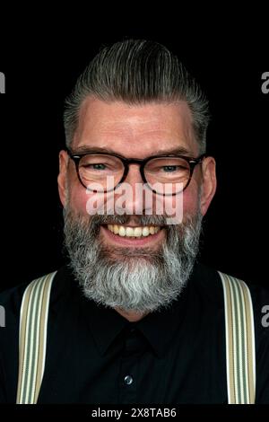 Porträtmann mit Bart und Brille Tilburg, Niederlande. Studio-Porträt eines mittelerwachsenen, kaukasischen Mannes mit Mustage und Bart. MRYES Tilburg Studio Tuinstraat Noord-Brabant Nederland Copyright: XGuidoxKoppesxPhotox Stockfoto