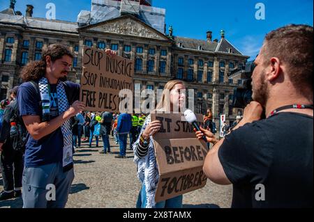 Mai, Amsterdam. Mehrere pro-palästinensische Organisationen veranstalteten eine Kundgebung während des 76. Jahrestages des Nakba-Tages im Zentrum von Amsterdam. Tausende von Menschen forderten einen Waffenstillstand im Gazastreifen, wo die Zahl der palästinensischen Todesopfer durch die laufenden israelischen Angriffe auf 34.789 gestiegen ist, berichteten die Gesundheitsbehörden in Gaza in einer Pressemitteilung. Stockfoto