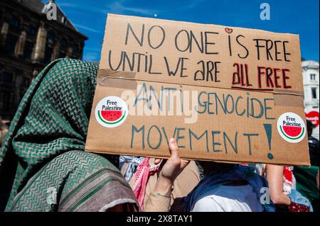 Mai, Amsterdam. Mehrere pro-palästinensische Organisationen veranstalteten eine Kundgebung während des 76. Jahrestages des Nakba-Tages im Zentrum von Amsterdam. Tausende von Menschen forderten einen Waffenstillstand im Gazastreifen, wo die Zahl der palästinensischen Todesopfer durch die laufenden israelischen Angriffe auf 34.789 gestiegen ist, berichteten die Gesundheitsbehörden in Gaza in einer Pressemitteilung. Stockfoto