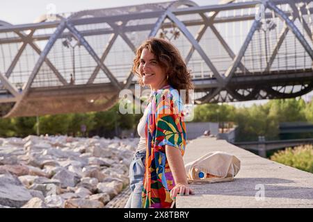 Porträt einer Frau der Generation Z, nachdenklich. Frau, die in die Kamera schaut und lächelt. Stockfoto