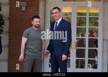 Premierminister Pedro Sanchez empfängt den ukrainischen Präsidenten Wolodimir Zelenski am 27. Mai 2024 im Moncloa-Palast in Madrid. Stockfoto