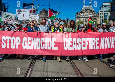 Mai, Amsterdam. Mehrere pro-palästinensische Organisationen veranstalteten eine Kundgebung während des 76. Jahrestages des Nakba-Tages im Zentrum von Amsterdam. Tausende von Menschen forderten einen Waffenstillstand im Gazastreifen, wo die Zahl der palästinensischen Todesopfer durch die laufenden israelischen Angriffe auf 34.789 gestiegen ist, berichteten die Gesundheitsbehörden in Gaza in einer Pressemitteilung. Stockfoto