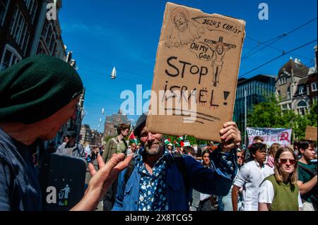 Mai, Amsterdam. Mehrere pro-palästinensische Organisationen veranstalteten eine Kundgebung während des 76. Jahrestages des Nakba-Tages im Zentrum von Amsterdam. Tausende von Menschen forderten einen Waffenstillstand im Gazastreifen, wo die Zahl der palästinensischen Todesopfer durch die laufenden israelischen Angriffe auf 34.789 gestiegen ist, berichteten die Gesundheitsbehörden in Gaza in einer Pressemitteilung. Stockfoto