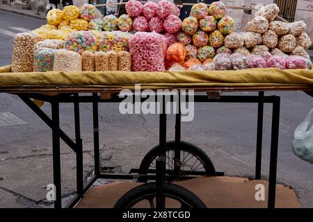 Hausgemachte Wagen auf der Straße mit Taschen mit verschiedenen Arten von bunten Müsli zum Verkauf. Das Konzept des Straßenverkaufs in Argentinien Stockfoto