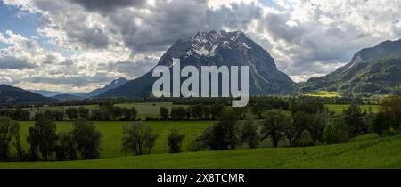 Bewölkte Stimmung über den Bergen, Grimming, Panoramaaufnahme, in der Nähe von Irdning, Ennstal, Steiermark, Österreich Stockfoto