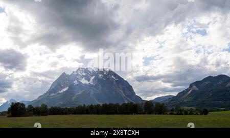 Bewölkte Stimmung über den Bergen, Panoramaaufnahme, Grimming, in der Nähe von Irdning, Ennstal, Steiermark, Österreich Stockfoto