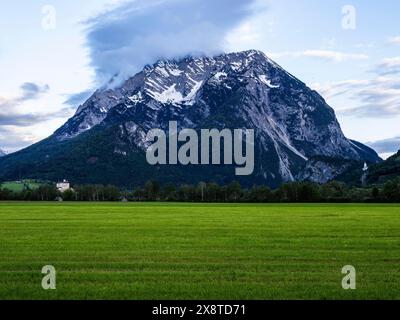 Bewölkte Stimmung über Berggipfel, Grimming, bei Irdning, Steiermark, Österreich Stockfoto