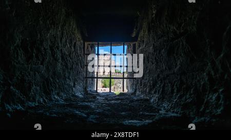 Blick auf die Burgmauer vom Kerkerfenster in Yedikule Castle, Istanbul, Türkei Stockfoto