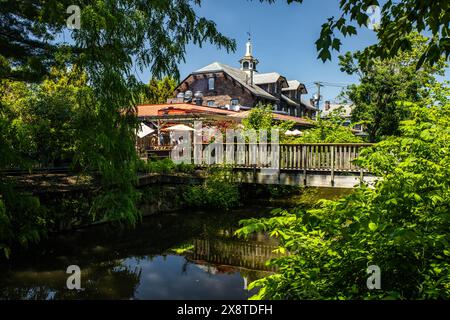 Lambertville, NJ, USA - 24.05.2024: Blick auf Lambertville Station Restaurant und Inn vom Delaware Canal Trail am Sommertag Stockfoto