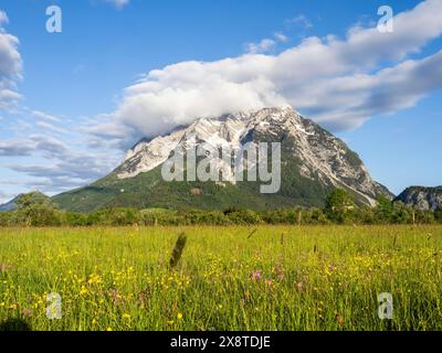 Bewölkte Stimmung über dem Grimming-Gebirge im Morgenlicht, bei Irdning, Ennstal, Steiermark, Österreich Stockfoto