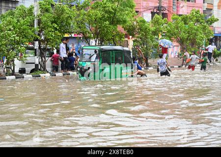 Dhaka, Bangladesch. Mai 2024. Fahrzeuge und Rikschas versuchen, mit Passagieren durch die wasserdurchfluteten Straßen von Dhaka zu fahren. Schwere Regenfälle verursachten am 27. Mai 2024 den starken Zyklon Remal in Dhaka, Bangladesch Stockfoto