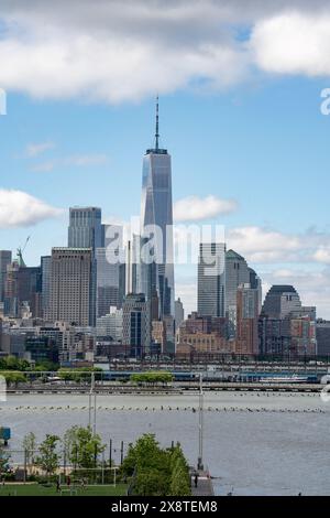 New York, NY – USA – 19. Mai 2024 Nahaufnahme des World Trade Centers und anderer Wolkenkratzer, sehen Sie von New Yorks einzigartiger Little Island, einem Flussufer Stockfoto