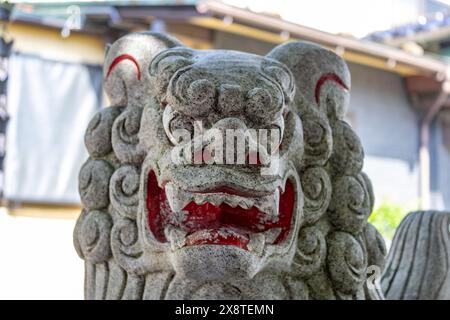 Komainu, oder Löwenhund (öffentliche Kunst), Kanazawa Japan. Komainu sind die Wächter von shinto-Schreinen und manchmal Tempeln, meist paarweise, einer mit offenem Stockfoto