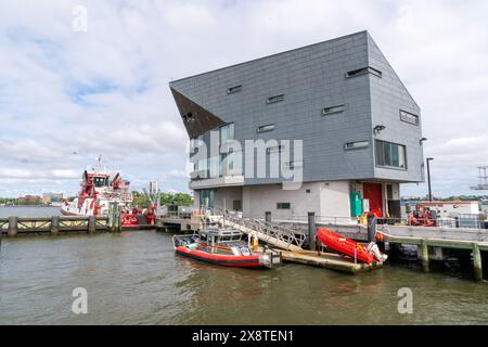 New York, NY – USA – 19. Mai 2024 die markante FDNY’s Marine Company 1 Feuerwehrhaus, entworfen von CDR Studio Architects im Jahr 2009. Andocken für den 34 Stockfoto