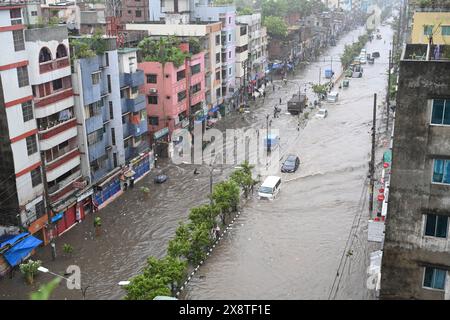 Dhaka, Bangladesch. Mai 2024. Fahrzeuge und Rikschas versuchen, mit Passagieren durch die wasserdurchfluteten Straßen von Dhaka zu fahren. Schwere Regenfälle verursachten am 27. Mai 2024 den starken Zyklon Remal in Dhaka, Bangladesch Stockfoto