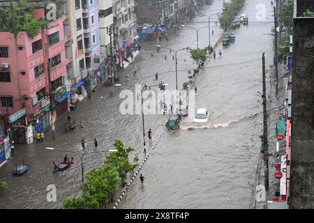 Dhaka, Bangladesch. Mai 2024. Fahrzeuge und Rikschas versuchen, mit Passagieren durch die wasserdurchfluteten Straßen von Dhaka zu fahren. Schwere Regenfälle verursachten am 27. Mai 2024 den starken Zyklon Remal in Dhaka, Bangladesch Stockfoto