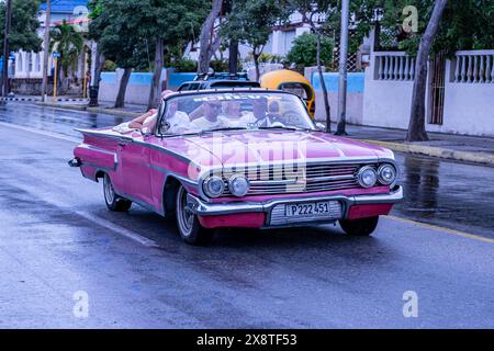 Rosafarbenes Cabriolet der Marke Chevrolet Stockfoto