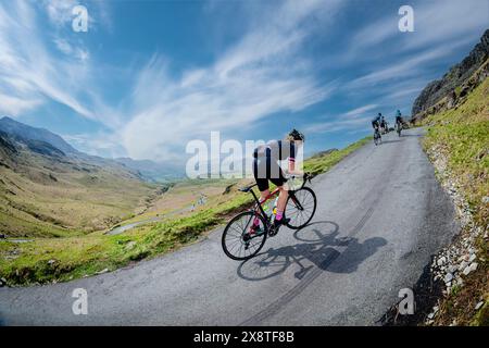 Rennradfahrerinnen klettern 33 % auf den Hardknott Pass während der fred Whitton Challenge Radsportler im englischen Lake District. Stockfoto