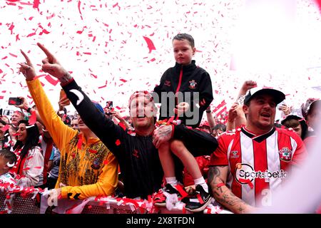 Fans von Southampton während der Premier League-Promotion im St. Mary's Stadium, Southampton. Southampton sicherte sich den Aufstieg zurück in die Premier League, nachdem er am Sonntag im Play-off-Finale der Meisterschaft Leeds United 1-0 besiegt hatte. Bilddatum: Montag, 27. Mai 2024. Stockfoto