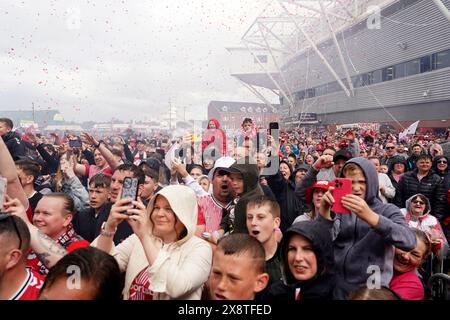 Fans von Southampton während der Premier League-Promotion im St. Mary's Stadium, Southampton. Southampton sicherte sich den Aufstieg zurück in die Premier League, nachdem er am Sonntag im Play-off-Finale der Meisterschaft Leeds United 1-0 besiegt hatte. Bilddatum: Montag, 27. Mai 2024. Stockfoto