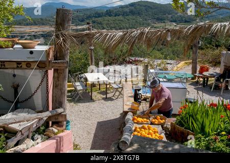 Älterer Mann, der frisch gepressten Orangensaft zum Verkauf anbietet, Rhodos, griechische Insel, Griechenland Stockfoto