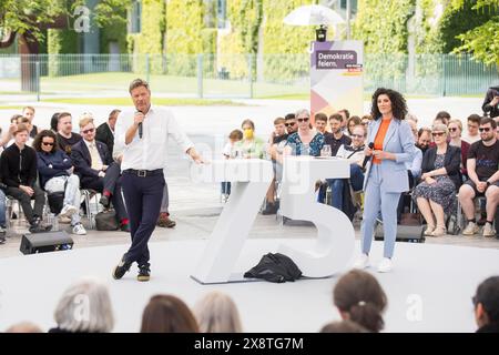 Robert Habeck (Vizekanzler und Bundesminister für Wirtschaft und Klimaschutz, die Grünen) im Dialogformat zum Thema: Was Stockfoto