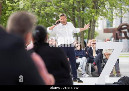 Robert Habeck (Vizekanzler und Bundesminister für Wirtschaft und Klimaschutz, die Grünen) im Dialogformat zum Thema: Was Stockfoto