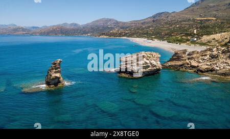 Blick aus der Vogelperspektive vom Ausflugsziel Triopetra drei Felsen felsige Landschaft neben vorne im Hintergrund langer breiter Sandstrand Stockfoto