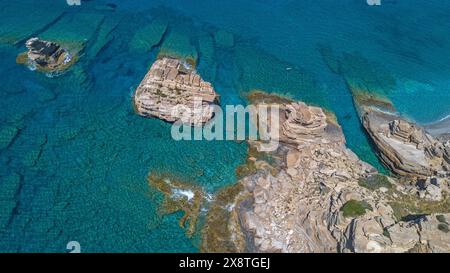 Blick aus der Vogelperspektive von oben auf Triopetra Ausflugsziel drei Felsen felsige Landschaft daneben flache Unterwasserfelsen kleines felsiges Riff auf dem Stockfoto