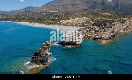 Blick aus der Vogelperspektive vom Ausflugsziel Triopetra drei Felsen felsige Landschaft neben vorne im Hintergrund langer breiter Sandstrand Stockfoto