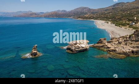 Blick aus der Vogelperspektive vom Ausflugsziel Triopetra drei Felsen felsige Landschaft neben vorne im Hintergrund langer breiter Sandstrand Stockfoto