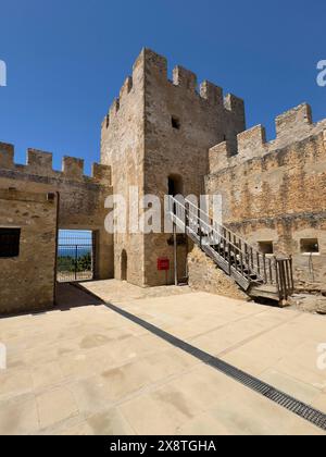 Blick vom Innenhof zum Eckturm mit Treppeneingang zum Fort Fortezza Fortetza Frangokastello, erbaut von der Republik Venedig im 14. Jahrhundert Stockfoto