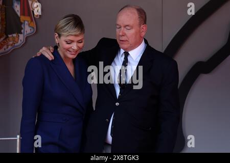 HSH Prinz Albert II. Von Monaco (R) umarmen Prinzessin HSH Charlene Lynette Grimaldi (L) auf dem Podium nach dem Formel 1 Grand Prix von Monaco am 26. Mai 2024 auf dem Circuit de Monaco in Monte-Carlo, Monaco. Stockfoto