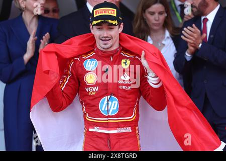 Charles Leclerc von der Scuderia Ferrari feiert den Sieg auf dem Podium nach dem Formel 1 Grand Prix von Monaco am 26. Mai 2024 auf dem Circuit de Monaco in Monte-Carlo, Monaco. Stockfoto