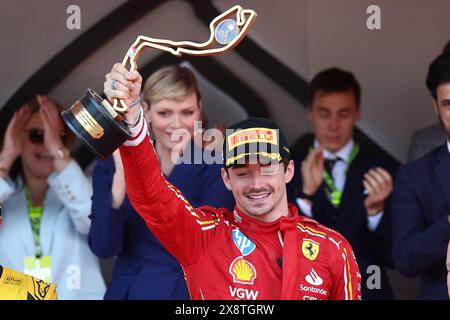 Charles Leclerc von der Scuderia Ferrari feiert den Sieg mit der Trophäe auf dem Podium nach dem Formel 1 Grand Prix von Monaco am 26. Mai 2024 auf dem Circuit de Monaco in Monte-Carlo, Monaco. Stockfoto