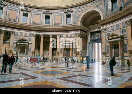 Im Inneren des alten schönen Gebäudes Pantheon in Rom, Latium, Italien Stockfoto