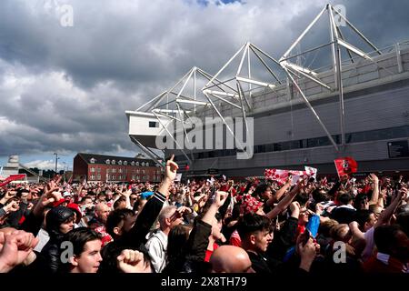 Fans von Southampton während der Premier League-Promotion im St. Mary's Stadium, Southampton. Southampton sicherte sich den Aufstieg zurück in die Premier League, nachdem er am Sonntag im Play-off-Finale der Meisterschaft Leeds United 1-0 besiegt hatte. Bilddatum: Montag, 27. Mai 2024. Stockfoto