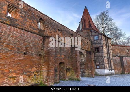 Die rote Backsteinmauer und der Bettelturm am Eingang, neben der Memminger Ach in der Altstadt, Memmingen, Schwaben, Bayern, Deutschland Stockfoto