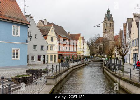 Die evangelisch-lutherische Kirche unserer Lieben Frau und die malerischen Gebäude entlang der Memminger Ach in der Altstadt, Memmingen, Schwaben, Bayern Stockfoto