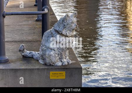 Katzenskulptur Stadt Cat Chicco, an der Wasser Memminger Ach und im Hintergrund die evangelisch-lutherische Kirche unserer Lieben Frau und die malerische Stockfoto