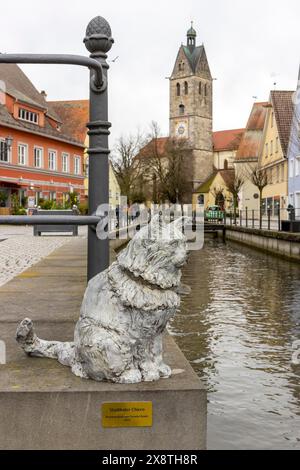 Katzenskulptur Stadt Cat Chicco, an der Wasser Memminger Ach und im Hintergrund die evangelisch-lutherische Kirche unserer Lieben Frau und die malerische Stockfoto